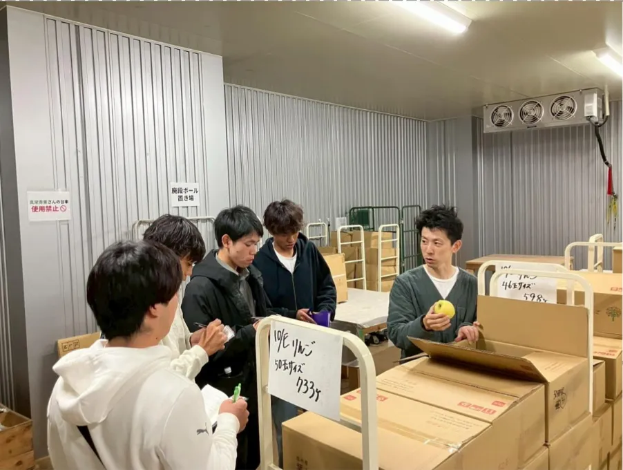 エクネスのフードロス事業配送センター内で事業について説明を受ける